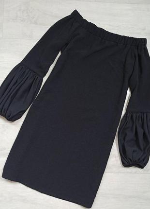 Чёрное платье на плечи с объёмными рукавами