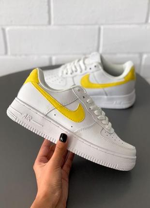 Прекрасные женские кроссовки nike air force 1 белые с лимонным2 фото