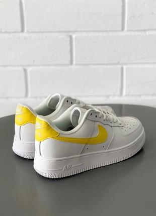 Прекрасные женские кроссовки nike air force 1 белые с лимонным7 фото