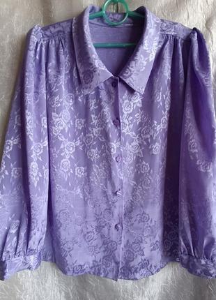 Тоненькая блуза женская рубашка с воротничком.
застежка пуговицы.
размер ориентировано 48.
 цвет сиреней.
состояние очень хорошее, без дефектов.