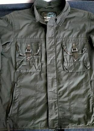 Легка пляшкового кольору куртка німецького виробництва.