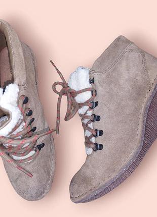 Замшевые ботинки на танкетке