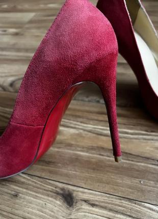 Замшевые туфли лодочки на шпильке