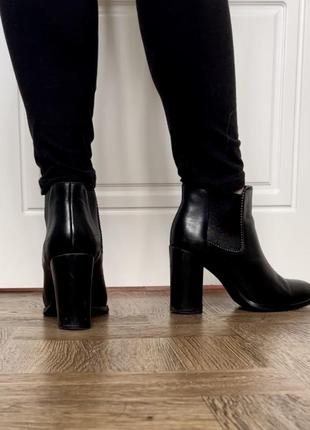 Черные демисезонные ботинки на каблуке6 фото