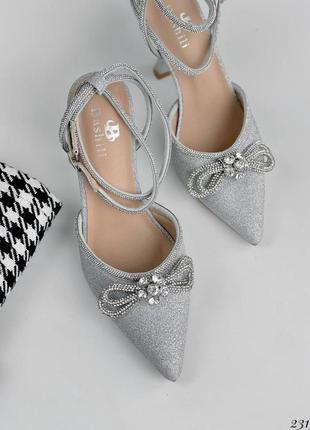 Женские серебристые глиттерные туфли на каблуке с бантиком в стразы4 фото