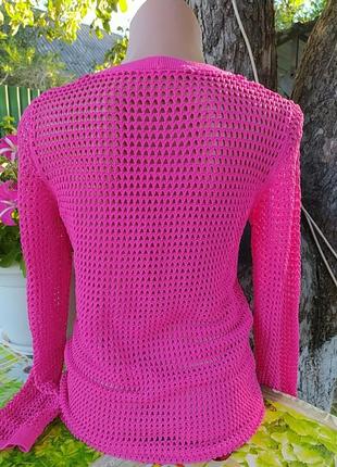 Ярко розовый свитерок в дырку3 фото