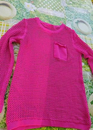 Ярко розовый свитерок в дырку5 фото