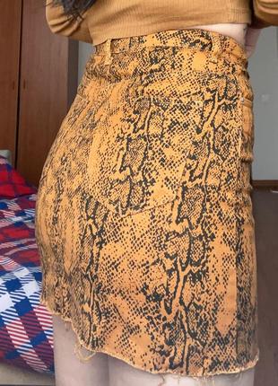 Джинсовая юбка в змеиный принт2 фото
