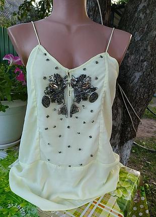 Желтая майка с красивым рисунком из бисера