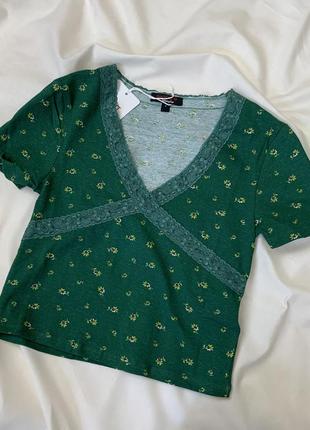 Футболка зеленая в цветочек с кружевной вставкой