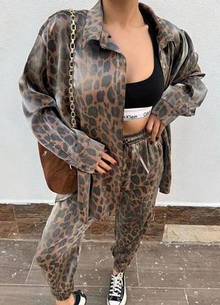 Костюм з принтом леопарда з сорочкою на гудзиках з накладною кішенею з вкороченими...