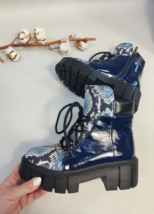 Синие ботинки из натуральной лакированной кожи и кожи с тиснением под змею1 фото