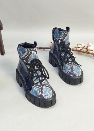 Синие ботинки из натуральной лакированной кожи и кожи с тиснением под змею5 фото