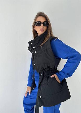 Женская удлиненная жилетка с поясом черного цвета