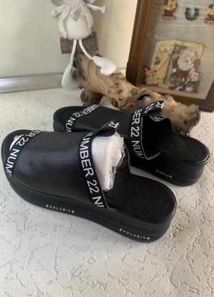 Шлепанцы женские в разных цветах.