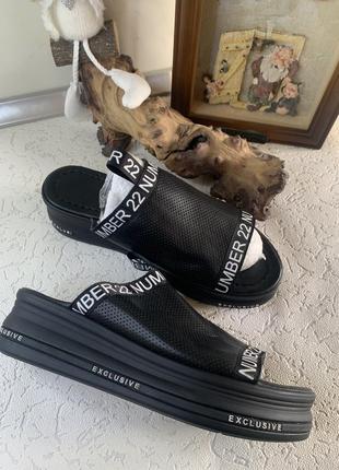 Шлепанцы женские в разных цветах.