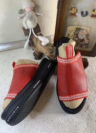 Шлепанцы женские в разных цветах.