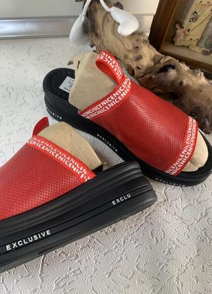 Шлепанцы женские в разных цветах.