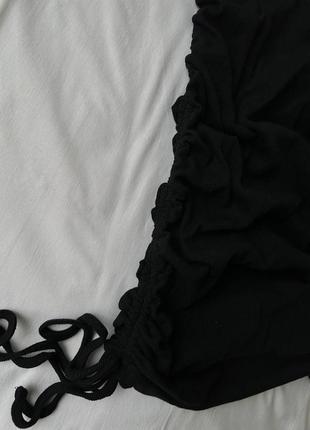 Платье мини черная в рубчик plt с завязками по бокам, на затяжках3 фото