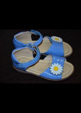 Продам босоножки на девочку 28 размер