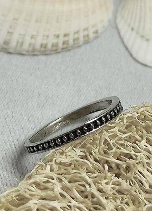 Красивое серебристое кольцо
