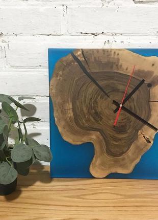 Настенные часы из дерева и эпоксидной смолы1 фото