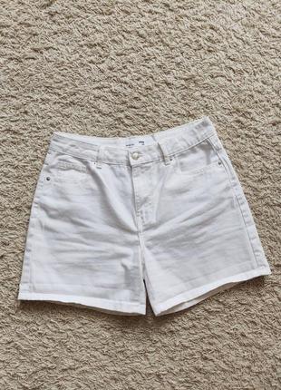 Белые короткие джинсовые шорты летние женские1 фото