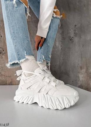 Кросівки жіночі білі на масивній трендовій підошві