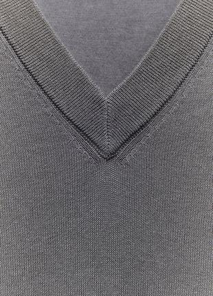 Трикотажний светр з V-подібним вирізом7 фото