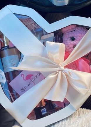 Подарунковий набір серце з вікторія сікрет та в’язаним ведмедиком