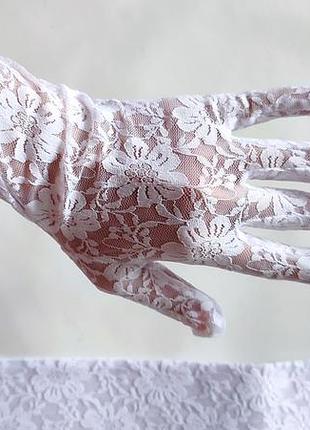Перчатки из кружева длинные белые женские нежные перчатки к локтю винтаж винтажные мерцание гипюр гипюр гипюровые кружные5 фото