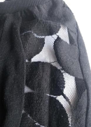 Качественный черный коттоновый лонгслив с ажурными вставками на рукавах6 фото