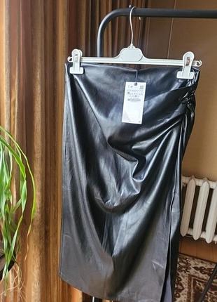 Нова юбкa zara. xl. l эко шкіра. черна. пряма