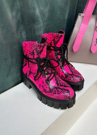 Эксклюзивные ботинки из итальянской кожи женские под рептилию фуксия розовые4 фото