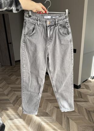 Серые джинсы мом bershka