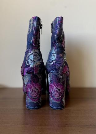 Ботинки на каблуке с цветочным принтом4 фото