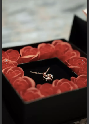 Подарочный набор 16 красных роз из мыла с кулоном3 фото