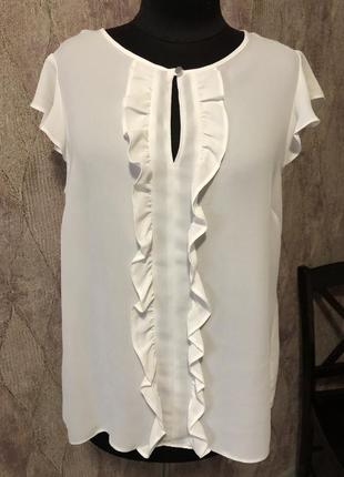 Белоснежная блузка с коротким рукавами