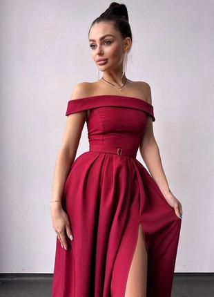 Вечернее платье с глубоким вырезом