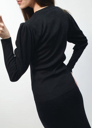 Черный свитер-джемпер с рукавами -фонариками и декоративными пуговицами7 фото