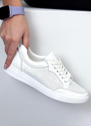 Натуральные кожаные белые кеды - кроссовки с сквозной перфорацией3 фото