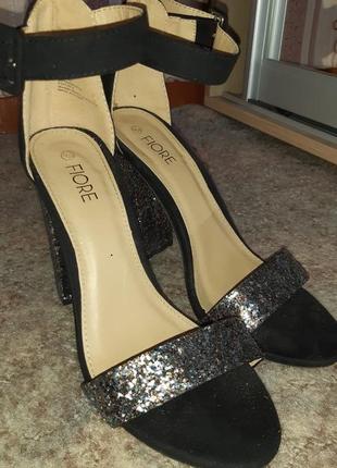 Босоножки с блестящим каблуком