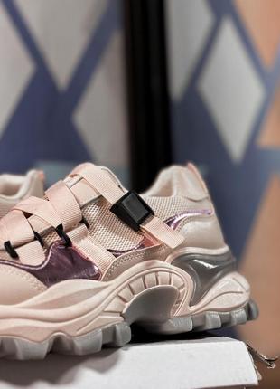 Кроссовки розовые на массивной подошве