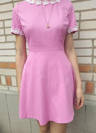 Розовое платье с ромашками