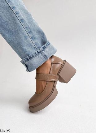 Натуральные кожаные лакированные туфельки цвета капучино на невысоких каблуках2 фото