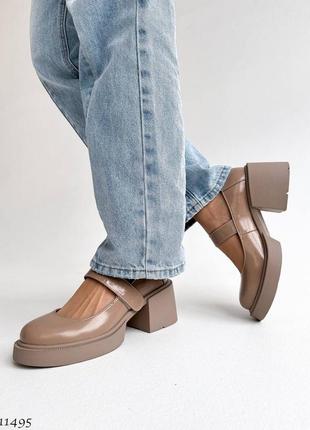 Натуральные кожаные лакированные туфельки цвета капучино на невысоких каблуках3 фото