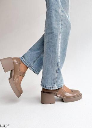 Натуральные кожаные лакированные туфельки цвета капучино на невысоких каблуках9 фото