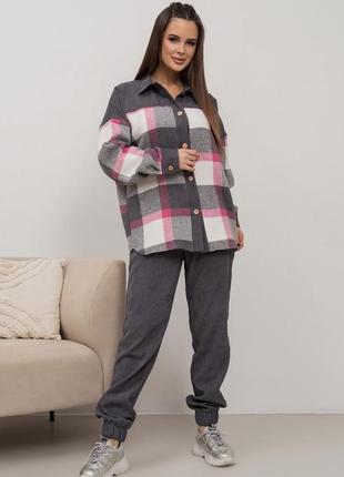 Серый вельветовый костюм с байковой рубашкой