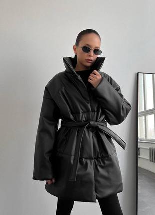 Кожаная куртка свободного кроя удлиненная с высоким воротником курточка с поясом стильная искусственная эко кожа на синтепоне трендовая черная1 фото