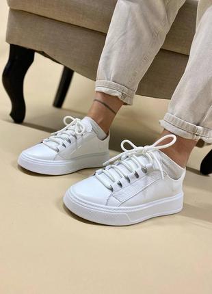 Натуральные кожаные белые кеды – кроссовки на повышенной подошве